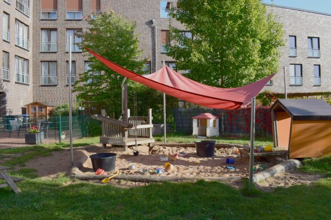 Schattiger Sandspielbereich